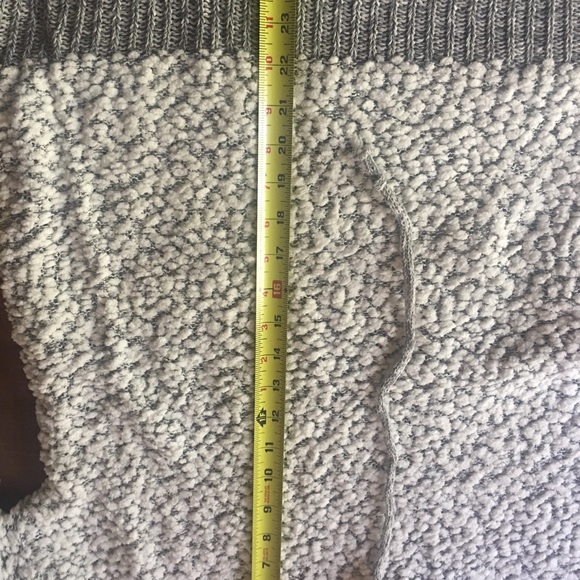 Cozy Sweater / With Hood - Picture 7 of 8